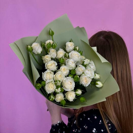 Букет из 5 белых кустовых роз