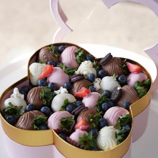 20 strawberries in chocolate with fresh berries