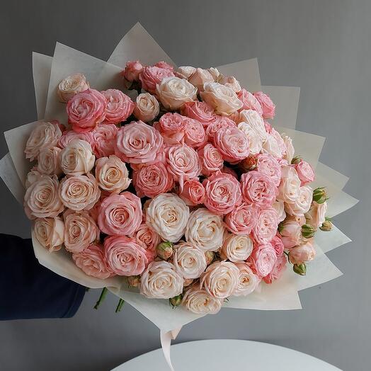 Нежный букет с кустовыми пионовидными розами Шелковый жемчуг. Invaza