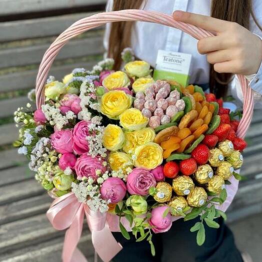 Корзина с цветы и ,цукатами и с конфетами