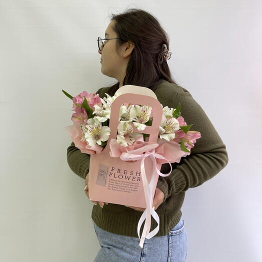 Цветы в сумке Florence pink из розовых и белых альстромерий