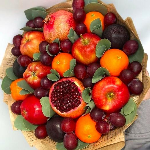Фруктовый букет из красных яблок, сливы, мандаринов, граната, красного винограда