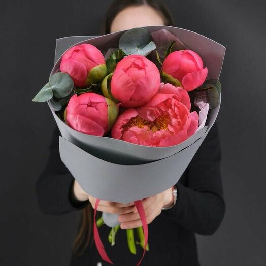 5 пионов Корал Шарм с веточками эвкалипта