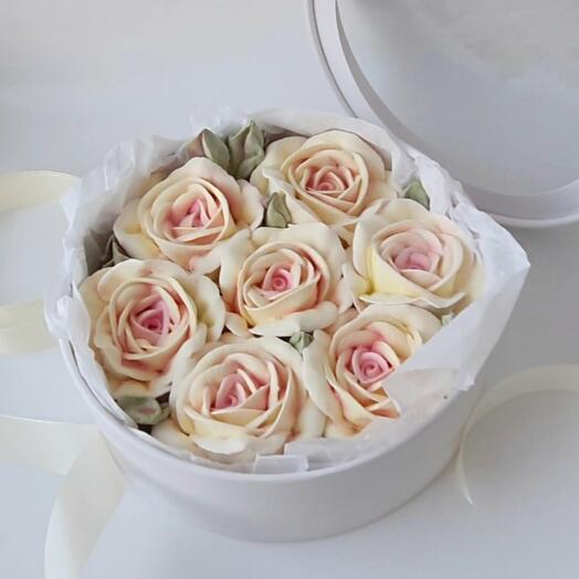Marshmallow Roses (box 21cm.)