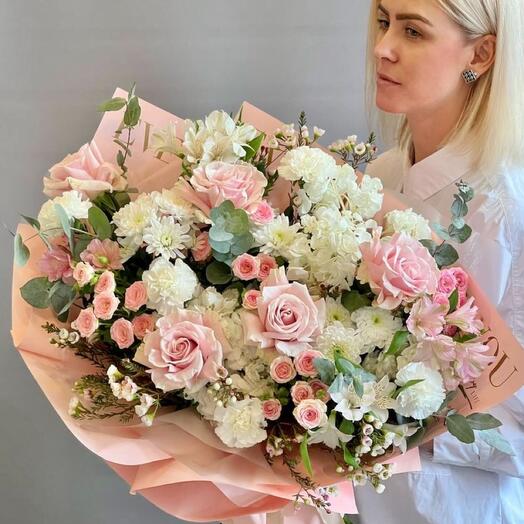 Ramo con hortensias blancas, rosas Rosadas (talla XL)