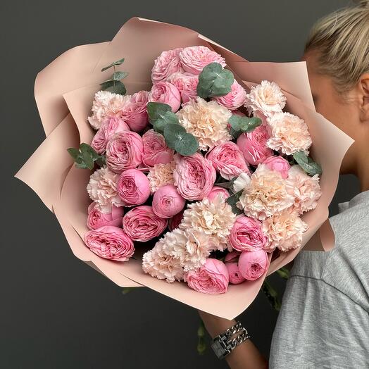Кустовые розы Mansfield Park и ажурные диантусы