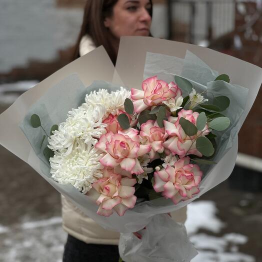 Букет с французкими розами и белой хризантемой