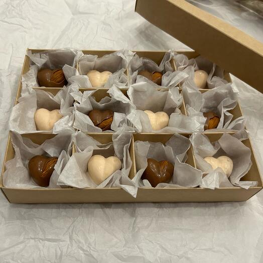 Конфеты для мамы из бельгийского шоколада с миндалем