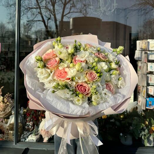 Lussuoso con rosa rosa, fresie e eustoma