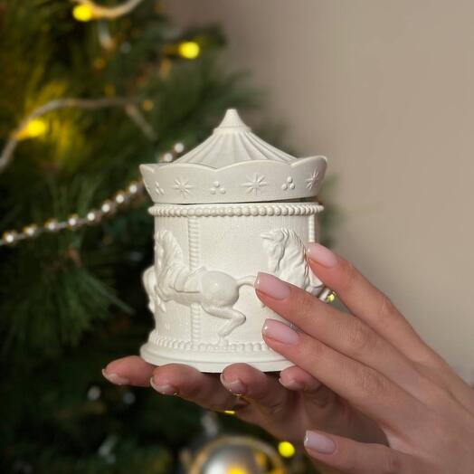 Свеча в гипсовой карусели