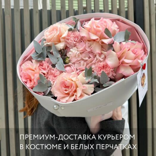 Розовый нежный букет – свежие эквадорские одноголовые и кустовые розы, диантусы, эвкалипт