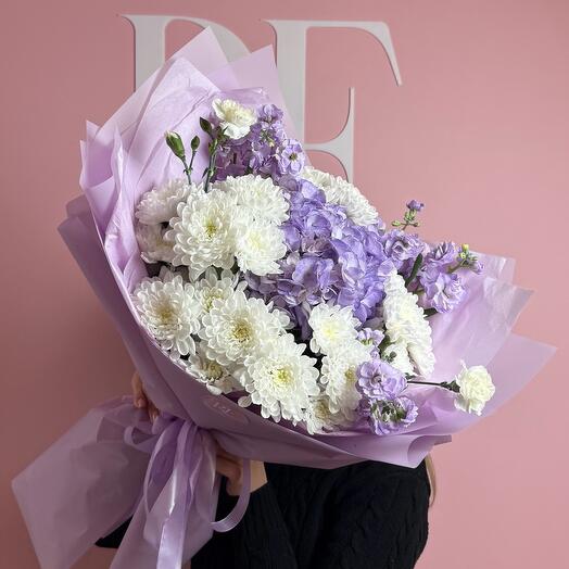 Сборный букет из кустовых диантусов и маттиолы