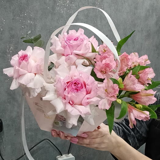Flores en una Caja con rosas francesas