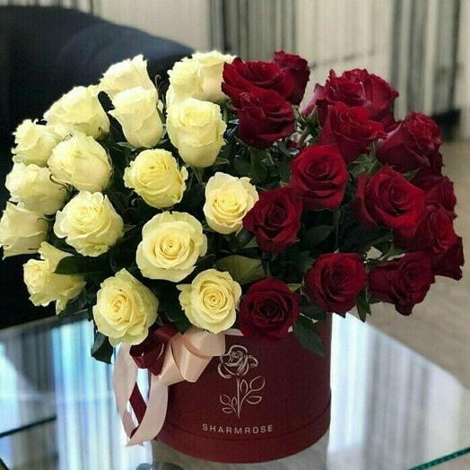 Цветы в коробке красно белое