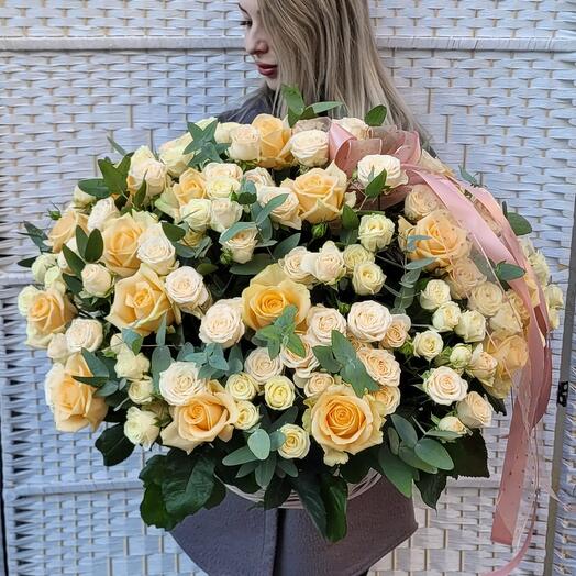 Примадонна (микс кремовых кустовых роз и персиковых роз в большой корзине)