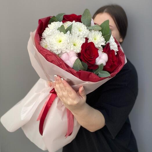 Букет с импортными розами , хризантемами , хлопком и ароматным эвкалиптом