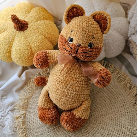 Вязаный кот коричневый из велюровой пряжи игрушка ручной работы