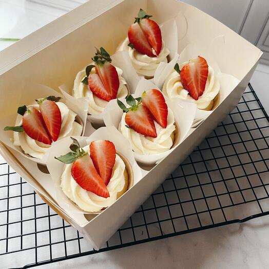 Капкейки с клубникой для мамы