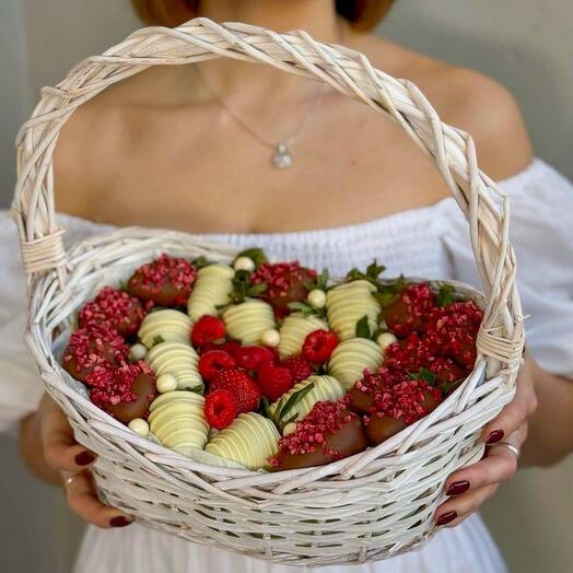 Корзина из клубники в шоколаде сердце