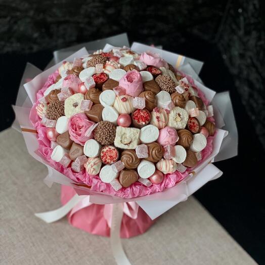 Сладкий букет из конфет с розами