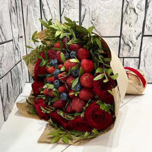 Ramo de rosas y bayas