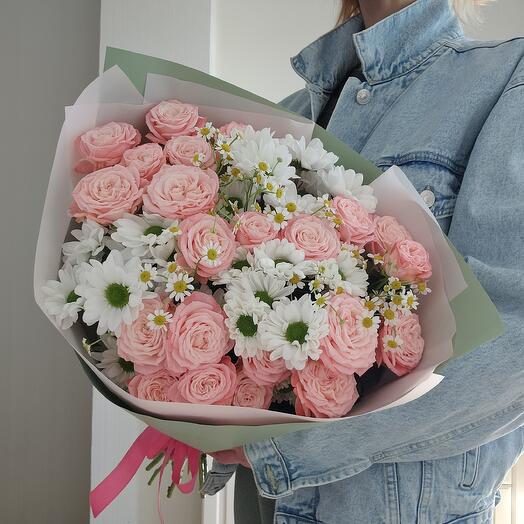 Букет из кустовых пионовидных роз сорта Мадам Бомбастик, кустовых хризантем и кустовых ромашек