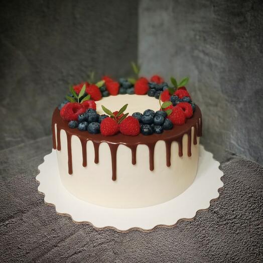 1.5 kg cake with berry decoration