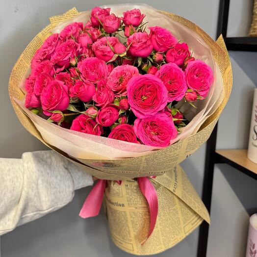 Букет из кустовой малиновой розы