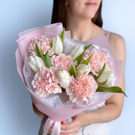 Стильный нежный букет белые тюльпаны и розовый диантус