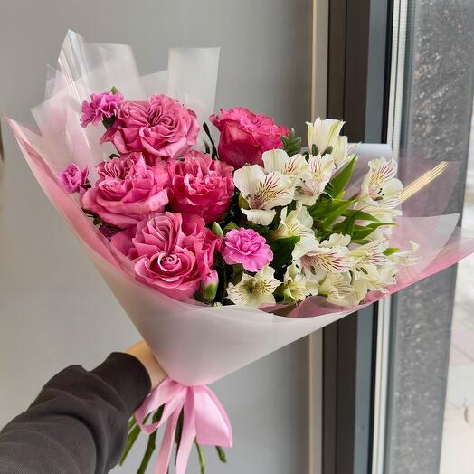 Букет пионовидных ажурных роз с альстромериями 🎀