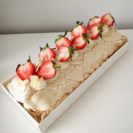 Меренговый рулет с клубникой