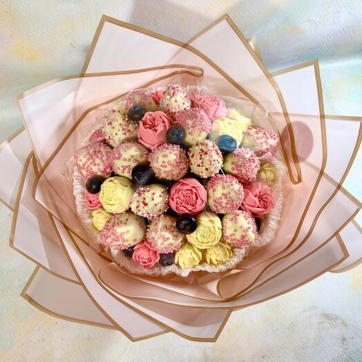 Букет из клубники в шоколаде и шоколадных цветов