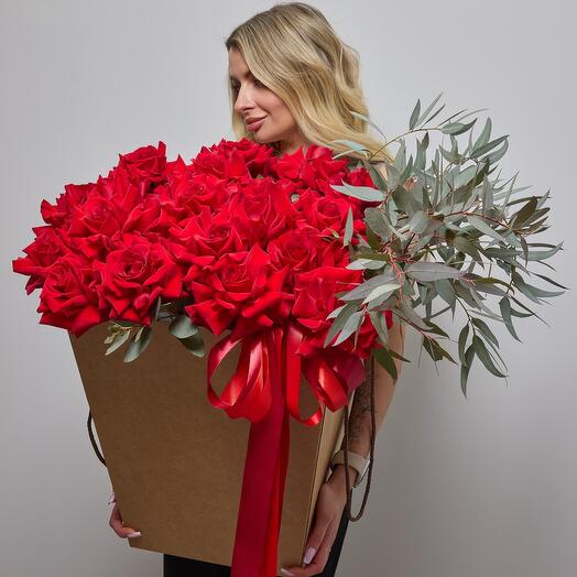 Красные фоанцузкие розы в крафтовой коробке