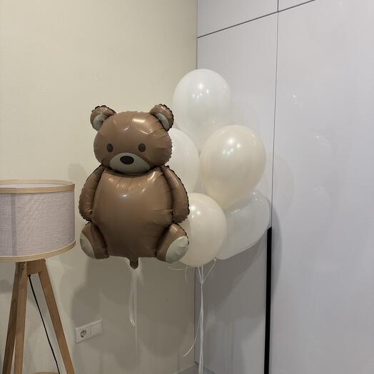 Oso de peluche marrón y blanco y bolas de crema
