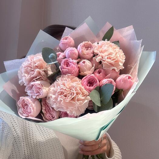 Rosas en forma de peonía con Dianthus