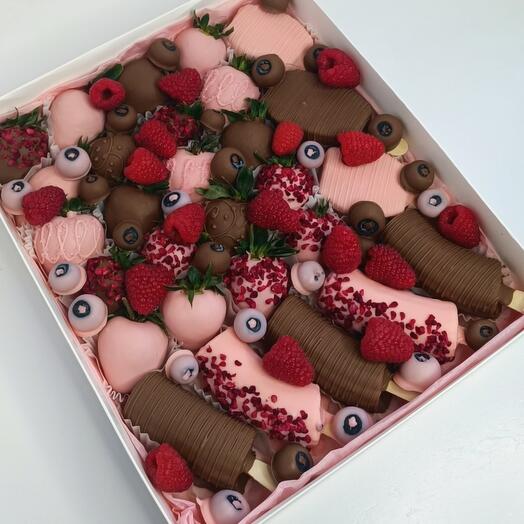 Chocolate-covered strawberry dessert "Fruit Box"