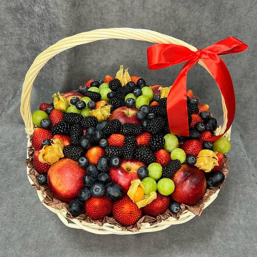 Фруктовая корзина (клубника, ежевика, нектарины, яблоки)