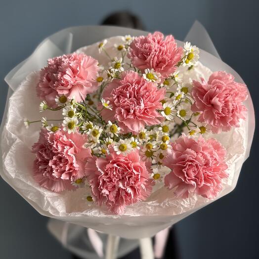 Margaritas de primavera con delicado Dianthus