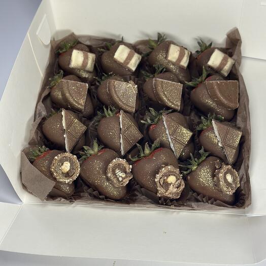 Клубника в шоколаде с шоколадками (16-20 шт)
