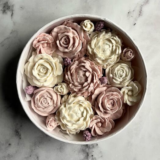 Нежный букет из зефира в круглой коробке