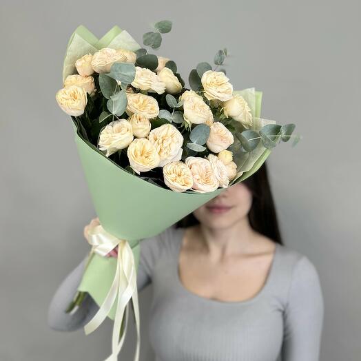 Праздничный букет из 7 кустовых роз "Кремовый"