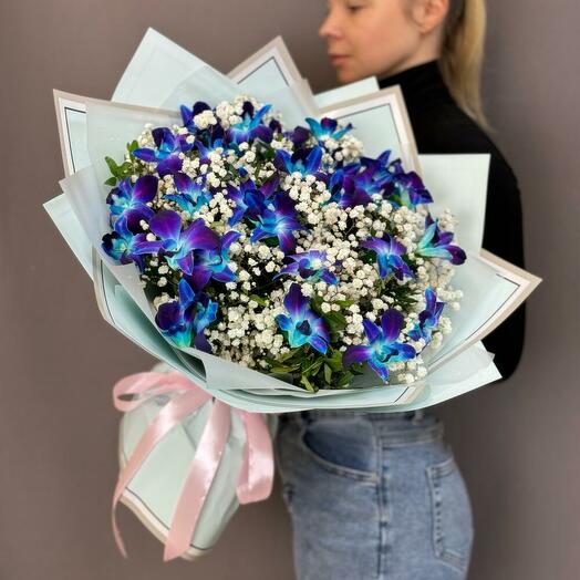 Большой букет с синей орхидеей дендробиум и белой гипсофилой