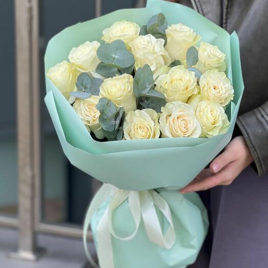Ramo de rosas blancas lindas con eucalipto