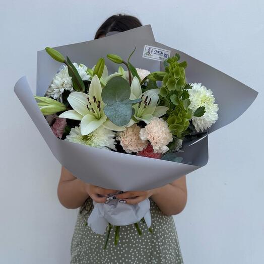 Авторский букет 💐 лилии, хризантемы, диантусы, молюцелла, эвкалипт