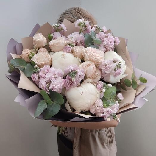 Букет из пионов, маттиолы, кустовой пионовидной розы, эвкалипта