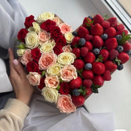 Сердце с розами и клубникой «М»