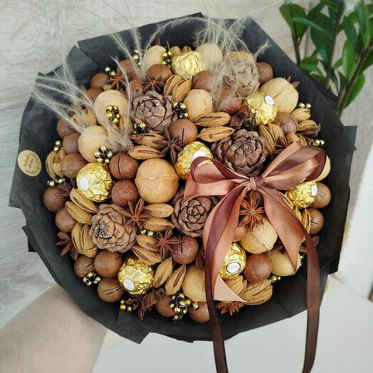 Стильный ореховый букет с конфетами Ferrero Rocher, кедровыми шишками, бантом и ковылём (L)