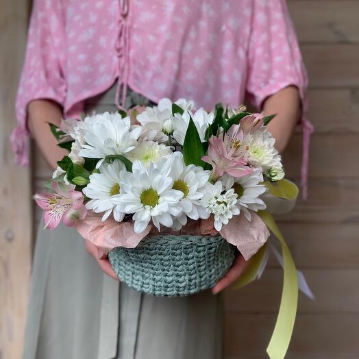 Корзина с цветами «Нежный комплимент»