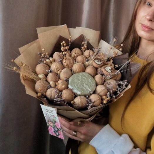Букет из грецких орехов