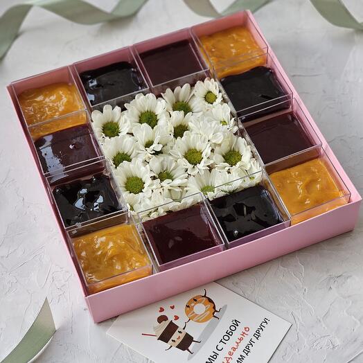 Набор ассорти панна-котта с соцветиями хризантем